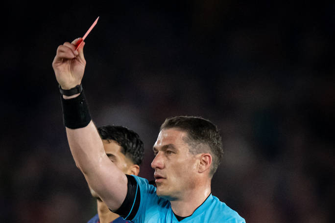 还要买巴斯托尼？近10个赛季欧冠巴萨拿12红 同期最多